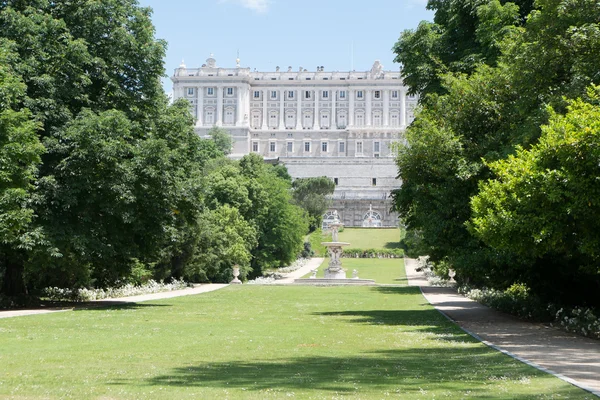 Jardines alrededor del Palacio Real de Madrid, España —  Fotos de Stock