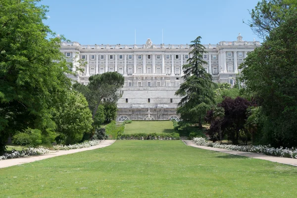 Royal Palace of Madrid, İspanya'nın çevresinde bahçeleri — Stok fotoğraf