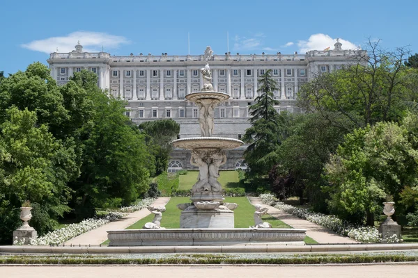 Royal Palace of Madrid, İspanya'nın çevresinde bahçeleri — Stok fotoğraf