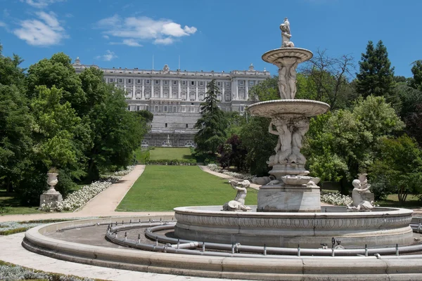 Zahrady kolem královského paláce v Madridu, Španělsko — Stock fotografie