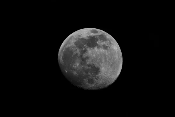 在黑色的天空上的月亮 — 图库照片