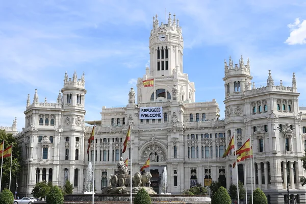 Flyktingar Välkommen, läser på Madrid City Hall — Stockfoto