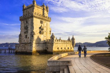 Torre Belem üzerinden günbatımı - ünlü dönüm noktası Lizbon, Portekiz