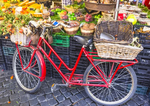 Mercado de frutas com bicicleta velha em Campo di Fiori, Roma — Fotografia de Stock