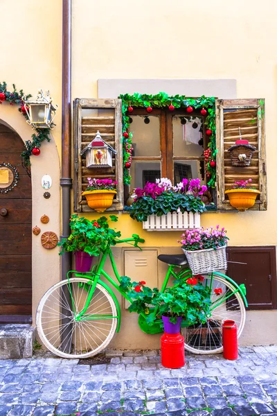 Vacker gata dekoration med vintage cykel och blommor — Stockfoto