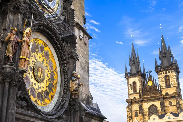 Europese bezienswaardigheden - beroemde astrologische klokken in Praag — Stockfoto