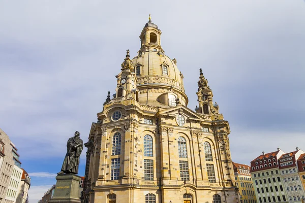 Dresda - veduta della cattedrale di Frauenkirche e statua di Martin Lutero — Foto Stock