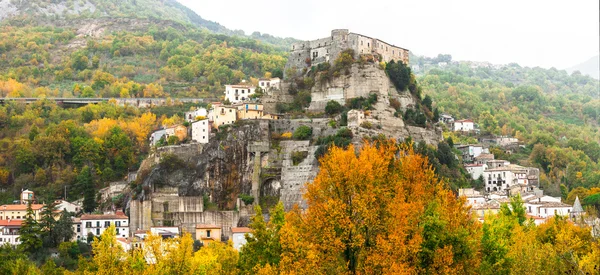 Vila medieval Cerro al Volturno (castello Pandone) em Molise, Itália — Fotografia de Stock