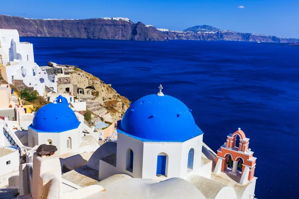 Berömda blå kupoler av fantastiska Santorini. Grekland — Stockfoto