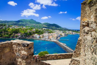 Ischia Adası - kale Aragonca görünümünden