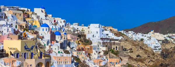 Panorama av färgglada byn Oia, Santorini. Grekland — Stockfoto