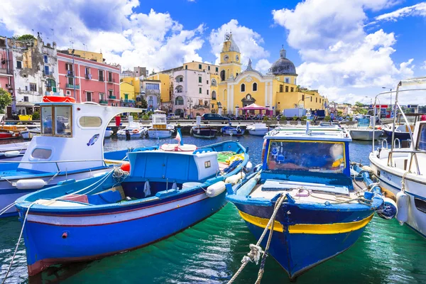 Colorido Procida ilha em Campania, Itália — Fotografia de Stock