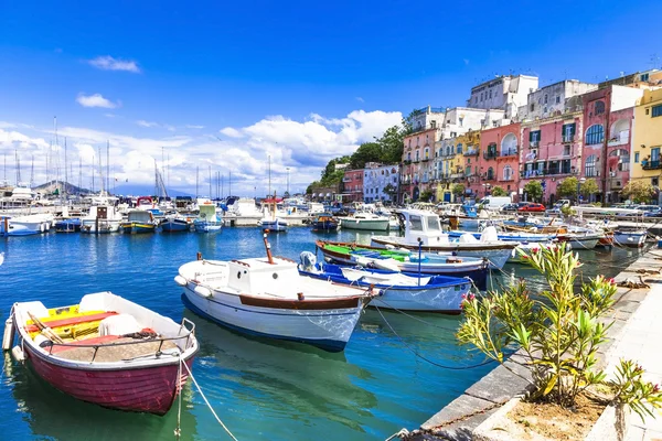 Цветной солнечный остров Процида, Италия — стоковое фото