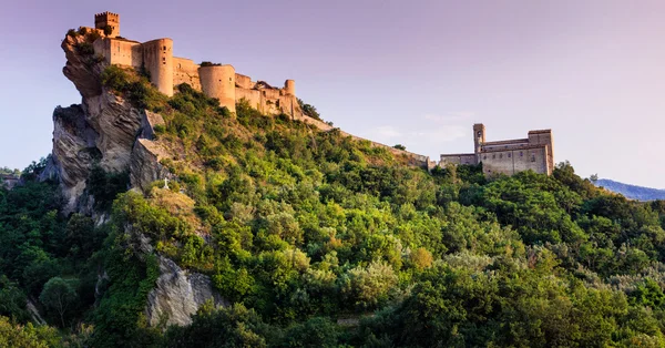 Etkileyici Roccascalegna Kalesi. İtalya, Abruzzo bölgesindeki Chieti eyaletinde (yer) — Stok fotoğraf