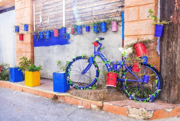 Colores de Grecia - decoarciones florales de la calle con la vieja bicicleta — Foto de Stock