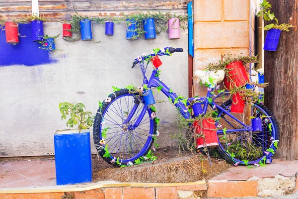 Encantador diseño de calle con flores y bicicleta vieja — Foto de Stock