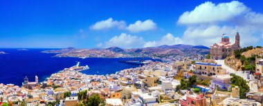 Syros Adası - kilise ve bağlantı noktası, Ermoupoli panoramik. Yunanistan