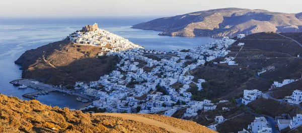 Astypalea eiland zonsondergang, bovenste weergave van Chora, Griekenland — Stockfoto