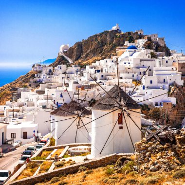 Serifos Adası, Chora Köyü ve yel değirmenleri görünümünü. Yunanistan, Cyclades