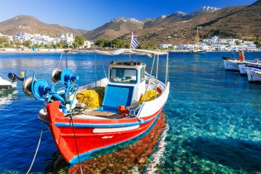 traditonal balıkçı tekneleri Katapola Port, Amorgos Island, Yunanistan