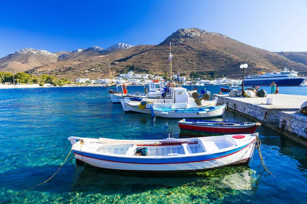 Barcos de pesca tradicionales en el puerto de Katapola, isla de Amorgos, Grecia —  Fotos de Stock