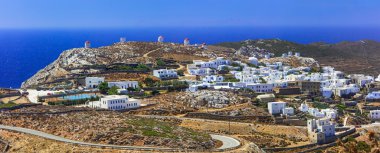 Amorgos Adası - Chora Köyü panoramik manzaralı. Yunanistan, yan