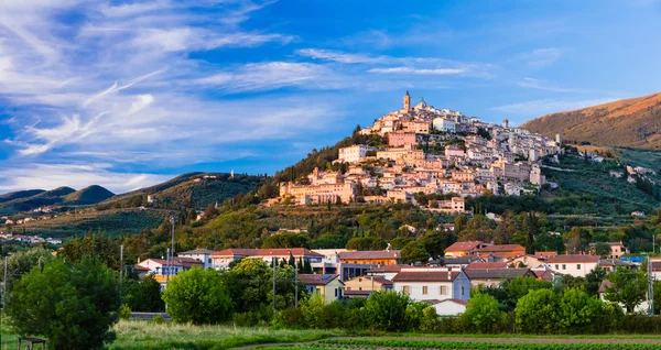 Vista de Trevi sobre la puesta del sol hermosa ciudad medieval en Umbría, Es —  Fotos de Stock