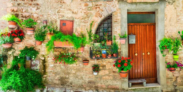 Aldeias mais bonitas da série Itália - Spello na Úmbria com decoração de flores . — Fotografia de Stock