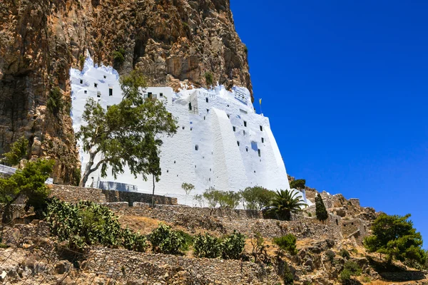 Unikátní klášter Panagia Hozovitissa na útesu, ostrov Amorgos — Stock fotografie