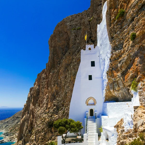 Уникальный монастырь Panagia Hozovitissa на скале, Amorgos islan — стоковое фото