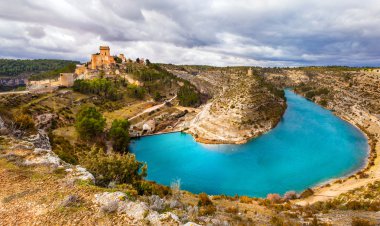 Etkileyici Ortaçağ Kalesi Alarcon İspanya (Cuenca yakınındaki).