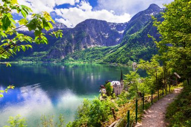 Hallstatt - picturesue Gölü ve Avusturya Alpleri'nde köy