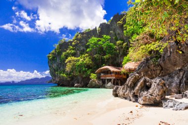 Tropikal yalnızlık - vahşi beyaz kumlu plajları, Filipinler, El Nido.