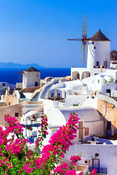 Bela Grécia. moinhos de vento tradicionais de Santorini — Fotografia de Stock