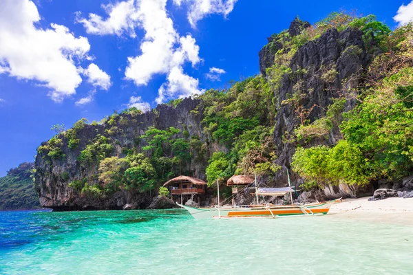 Tropische Flucht - einzigartige Natur und wunderschöne philippinische Strände — Stockfoto