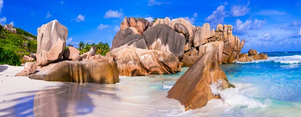 Hermosa playa rocosa única Anse Cocos en la isla de La digue, Seychelles . — Foto de Stock