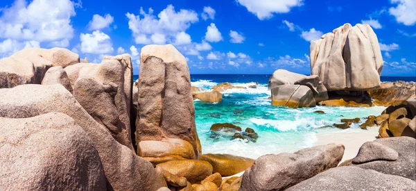 Anse Marron - impresionante playa rocosa salvaje en la isla de La digue, Seychelles . — Foto de Stock