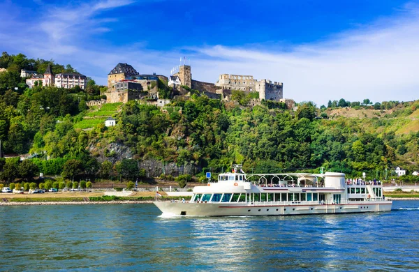 Romantische Flusskreuzfahrten über den Rhein mit berühmten mittelalterlichen Burgen. — Stockfoto