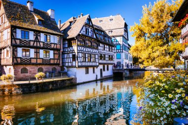 Romantik kanalları güzel Strasbourg, Alsace. Fransa