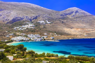 Harika Yunanistan - Amorgos adası. Turkuaz denizli güzel sahil Aegiali. Kiklad