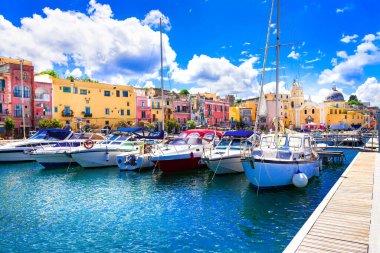 Geleneksel ahşap balıkçı tekneli renkli Procida adası. İtalya Mayıs 2013