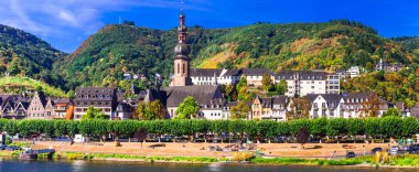 Almanya 'nın seyahat ve simgeleri - Ortaçağ şehri Cochem nehir yolculuklarıyla ünlüdür