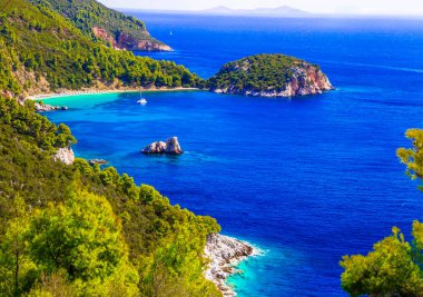 Yunanistan 'ın şaşırtıcı doğa ve deniz manzaraları. Spor adası, Sporades. Stafilos Körfezi Görünümü
