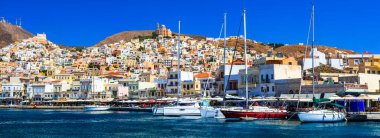 Syros adasının başkenti Ermoupoli kasabasının panoramik manzarası. Kiklad. Haziran 2016