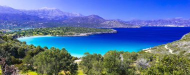 Girit adasının en güzel plajları -Agios Nicolaos yakınlarındaki Istron körfezi. Yunanistan Doğa Manzarası