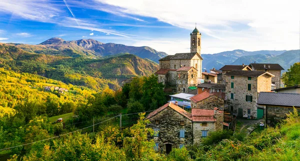 山の中で牧歌的な小さな村 Castelcanafurone Piacenza エミリア ロマーニャ州 イタリア イタリアの風景と伝統的な村 — ストック写真