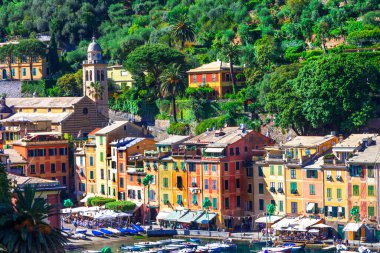 Lüks İtalyan bayramları. Liguria 'nın renkli evleri ve yelkenli tekneleri olan Portofino kasabası. İtalya