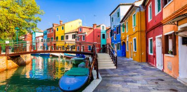 Venedik yakınlarındaki en renkli geleneksel balıkçı kasabası Burano Adası. İtalya.