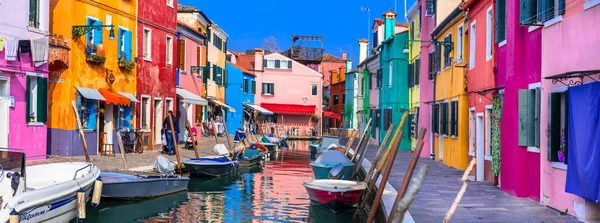 Burano Malebný Ostrov Nedaleko Benátek Benátské Laguně Proslulý Kanály Pestrobarevnými — Stock fotografie