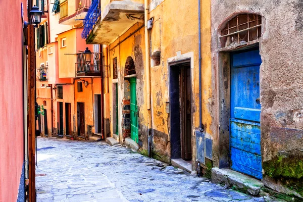 Encantadoras Calles Antiguos Pueblos Italianos Pueblos Con Macetas Florales Pasajes — Foto de Stock